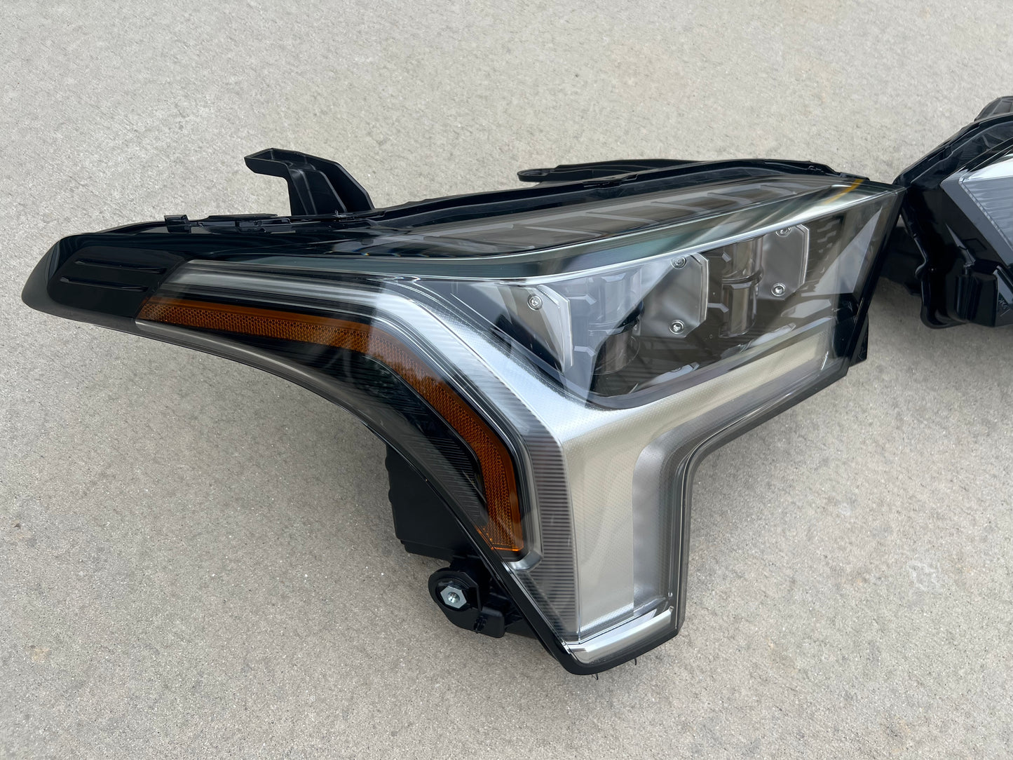 2022-2026 Toyota Tundra OEM LED projector headlights