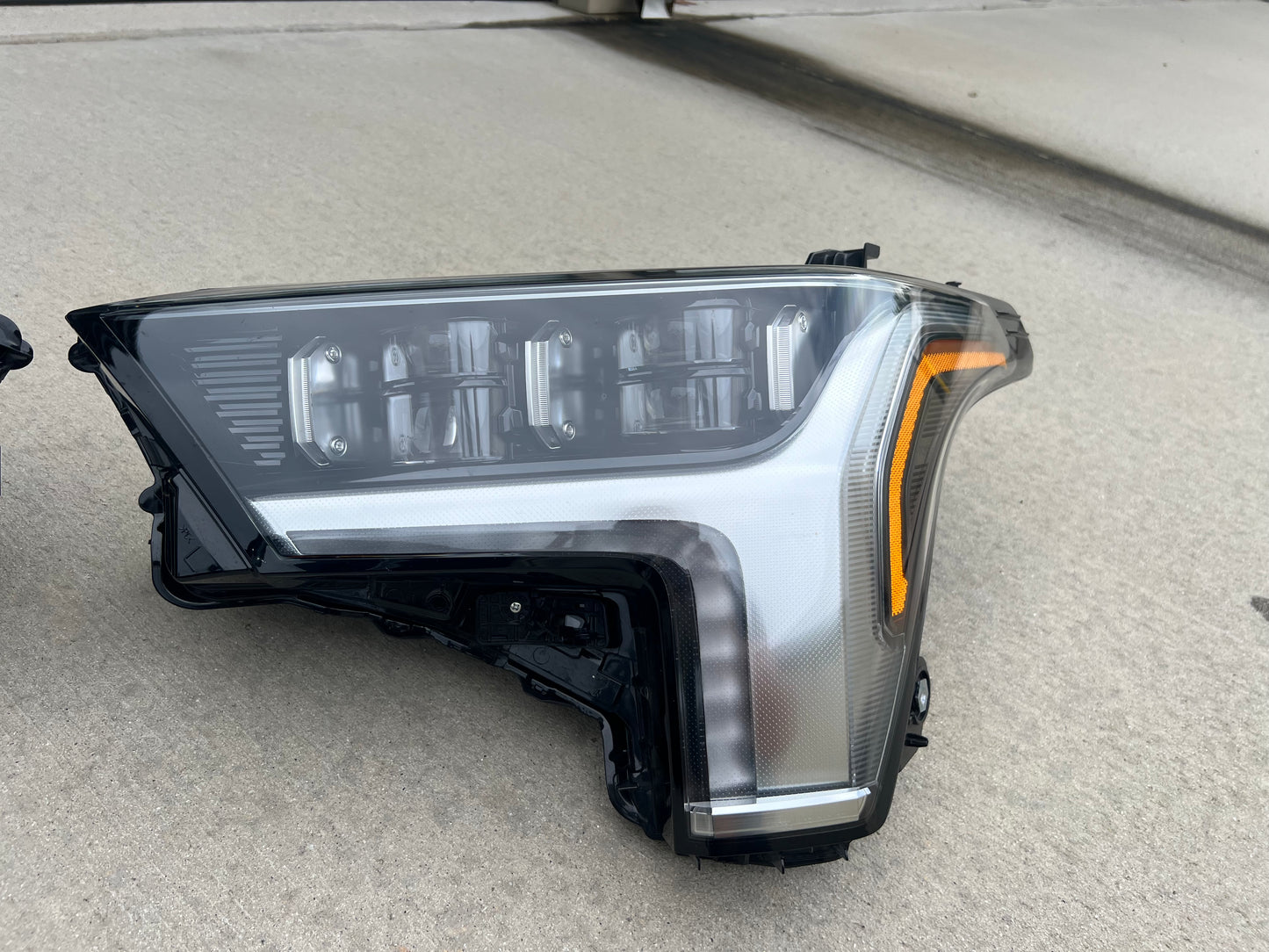 2022-2026 Toyota Tundra OEM LED projector headlights